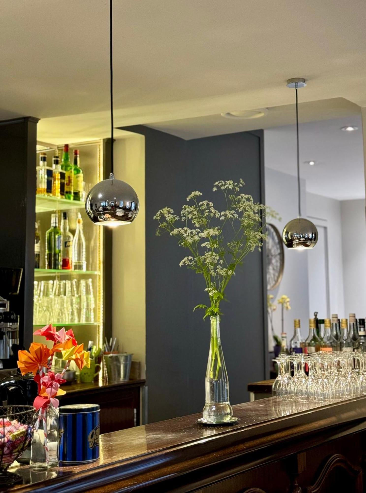 Hotel Paris Vesinet- Logis Hotel Restaurant เลอเวซิเนต์ ภายนอก รูปภาพ
