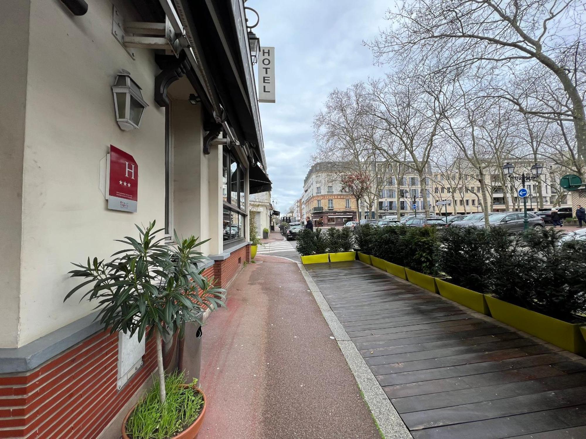 Hotel Paris Vesinet- Logis Hotel Restaurant เลอเวซิเนต์ ภายนอก รูปภาพ