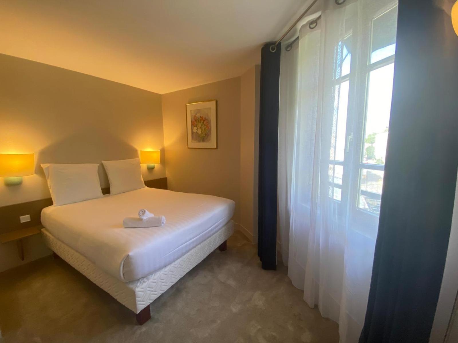 Hotel Paris Vesinet- Logis Hotel Restaurant เลอเวซิเนต์ ภายนอก รูปภาพ