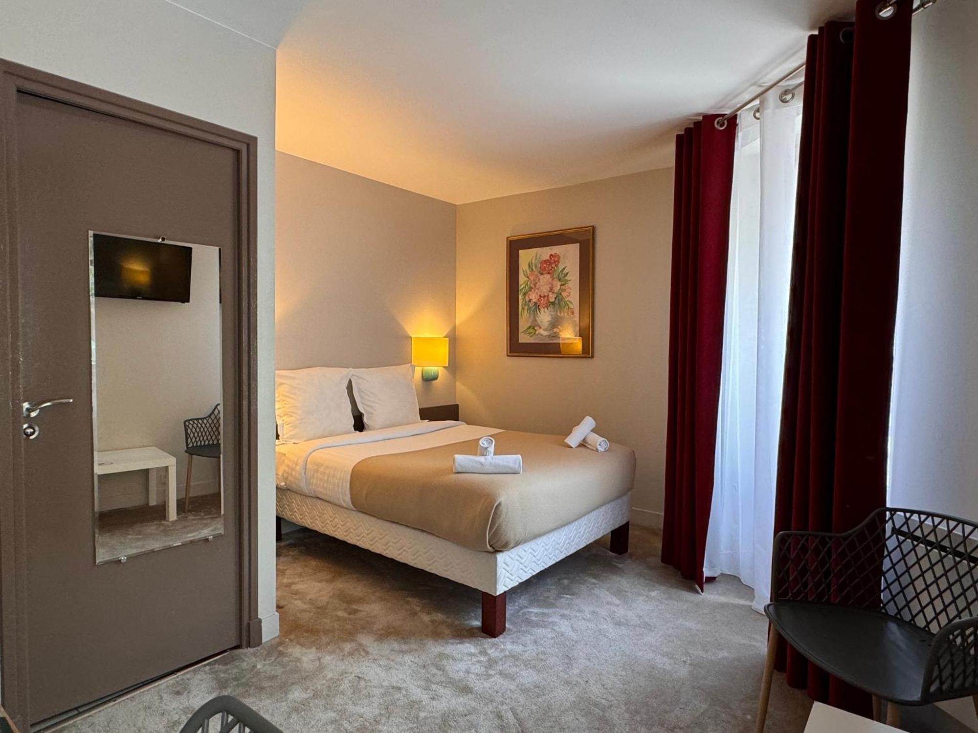 Hotel Paris Vesinet- Logis Hotel Restaurant เลอเวซิเนต์ ภายนอก รูปภาพ